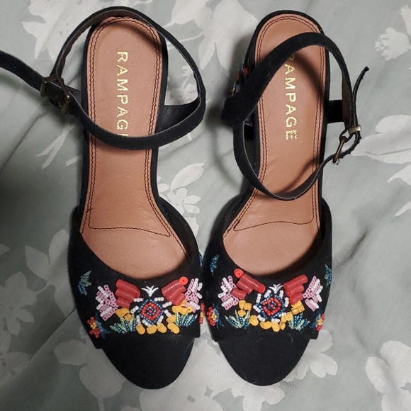 Unique embroidered heels - Picture 1 of 4